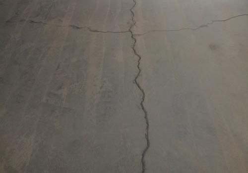 車間水泥地理裂縫處理